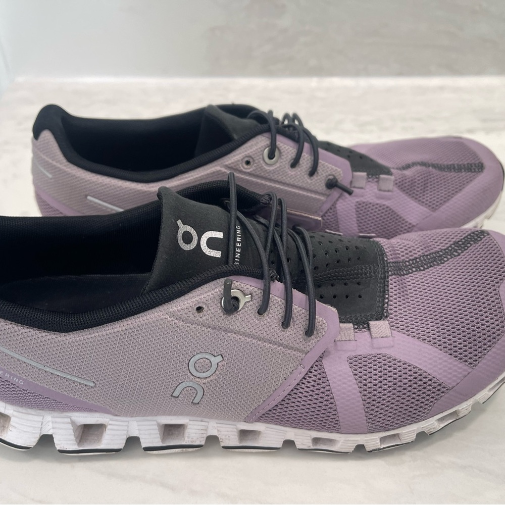 ON CLOUD RUNNING SHOES SIZE 9.5